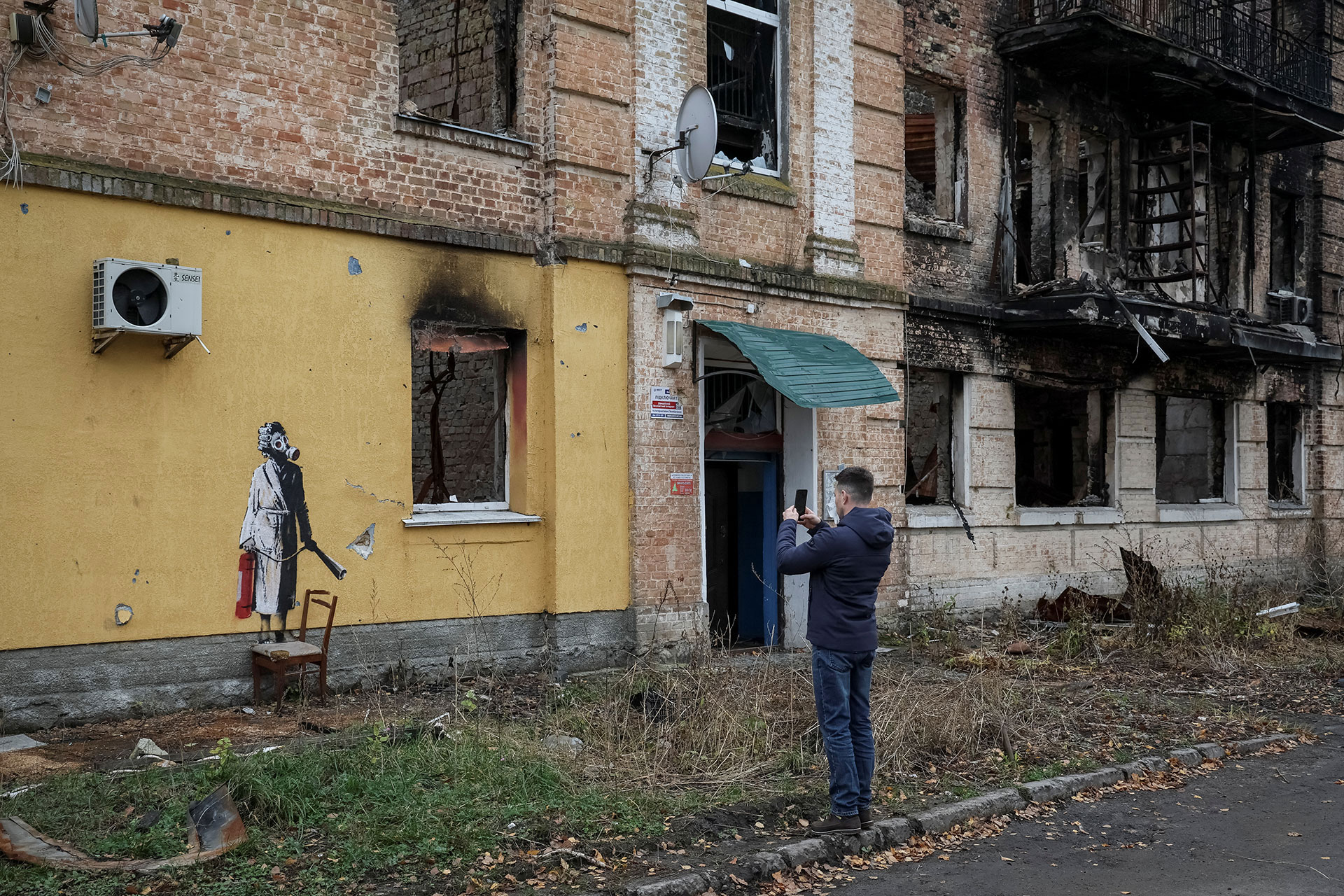 2022-11-13_RC2YKX9N8I8P_RTRMADP_3_UKRAINE-CRISIS-BANKSY.jpg
